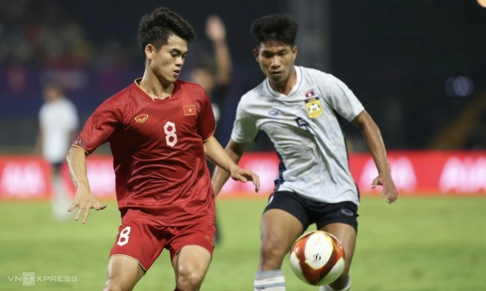 Tiền vệ Việt Nam Khuất Văn Khang (số 8) thi đấu trong trận thắng Lào 2-0 ở vòng bảng SEA Games 32, trên sân Prince ở thủ đô Phnom Penh, Campuchia ngày 30/4/2023. Ảnh: Lâm Thỏa