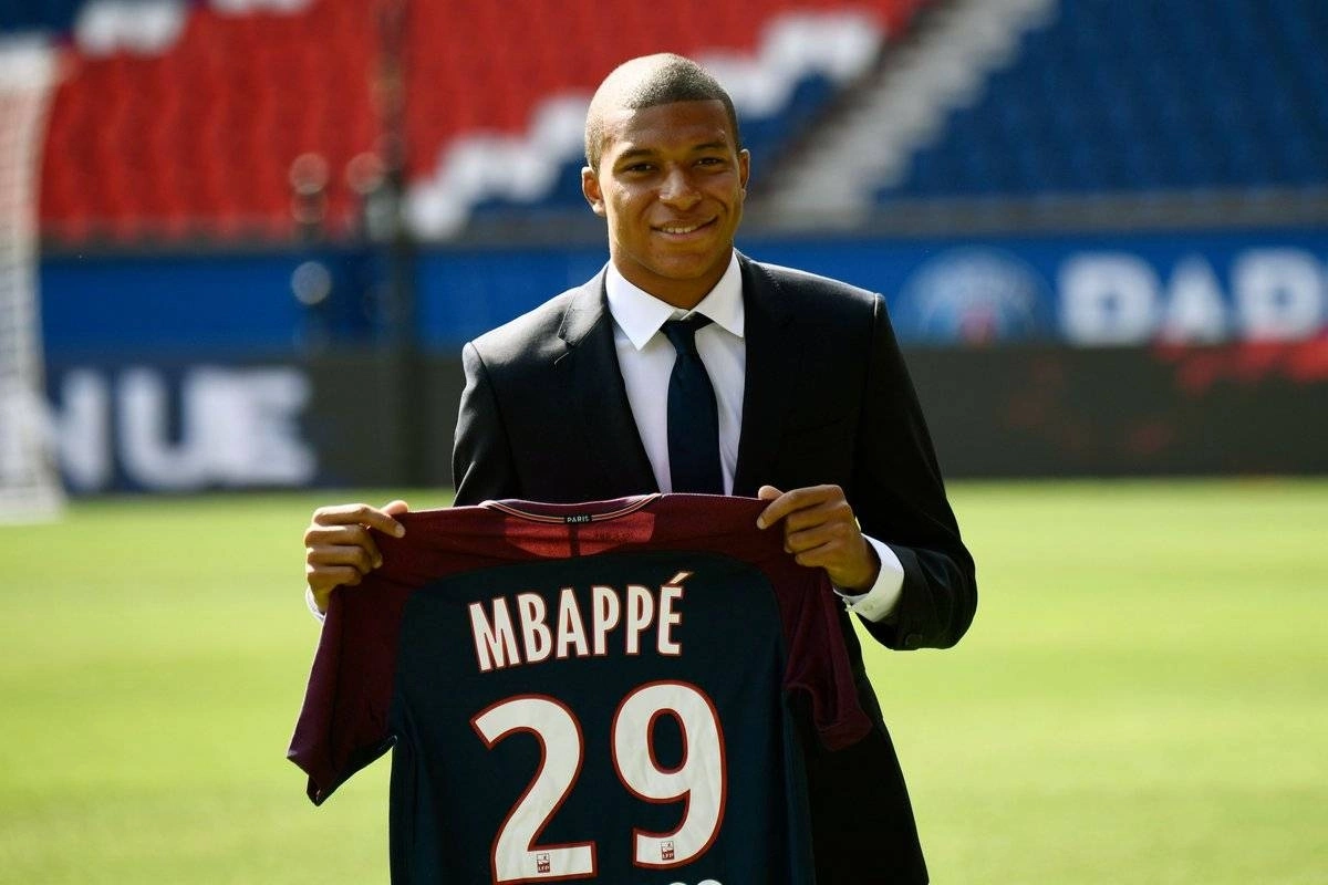 Mbappe gia nhập PSG năm 2017 Mbappe ký hợp đồng với PSG