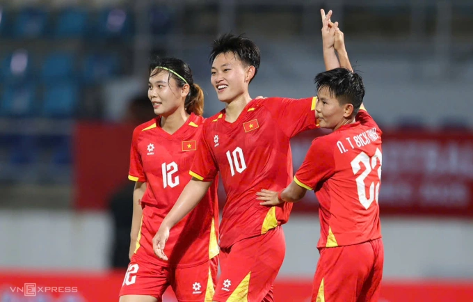 Các cầu thủ Việt Nam ăn mừng bàn thắng trên sân Chonburi, Thái Lan tối 5/12. Ảnh: Đức Đồng