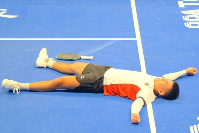 Lý Hoàng Nam thắng tay vợt pickleball số 2 thế giới Lý Hoàng Nam mừng chiến thắng trước Staksrud, ở nhà thi đấu Liping, Hàng Châu, Trung Quốc hôm 5/11. Ảnh chụp màn hình