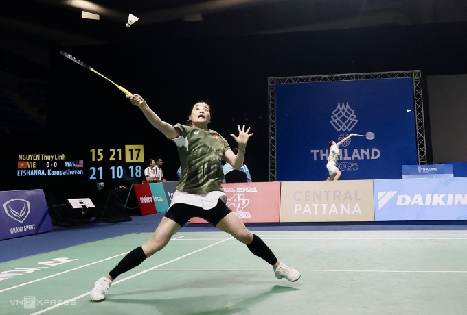 Thùy Linh thi đấu ở nội dung đồng đội nữ SEA Games 33 tại Thái Lan, trưa 7/12. Ảnh: Đức Đồng