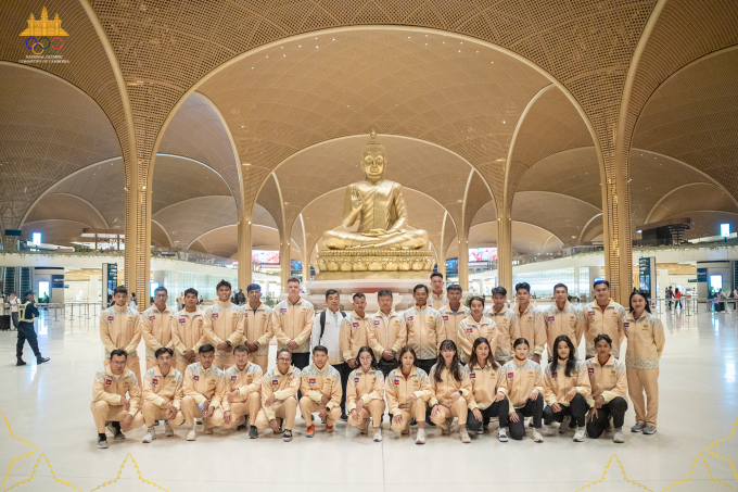 Đội tuyển bơi, taekwondo và ju-jitsu Campuchia có mặt tại sân bay quốc tế Techo ở Phnom Penh, Campuchia vào sáng 8/12/2025, trước khi sang Thái Lan dự SEA Games 33. Ảnh: Olympic Cambodia