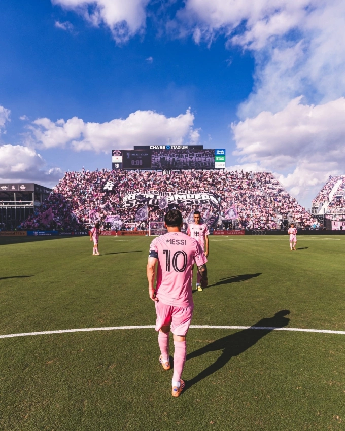 Messi luôn giúp các sân bóng anh đến thi đấu của MLS lấp đầy khán giả - điều chưa từng xảy ra với siêu sao nào trước đây. Ảnh: Inter Miami