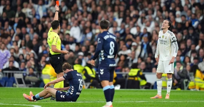 Trọng tài phạt thẻ đỏ đối với Alvaro Carreras trong trận Real 0-2 Celta Vigo ở vòng 16 La Liga tối 7/12. Ảnh: EFE