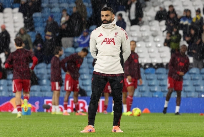 Salah trên sân Elland Road trong phần khởi động trước trận Liverpool hòa Leeds 3-3 ngày 7/12. Ảnh: AFP