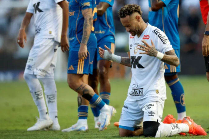 Neymar xúc động sau trận Santos thắng Cruzeiro 3-0 trên sân Urbano Caldeira, Santos, Brazil ngày 7/12/2025. Ảnh: AFP