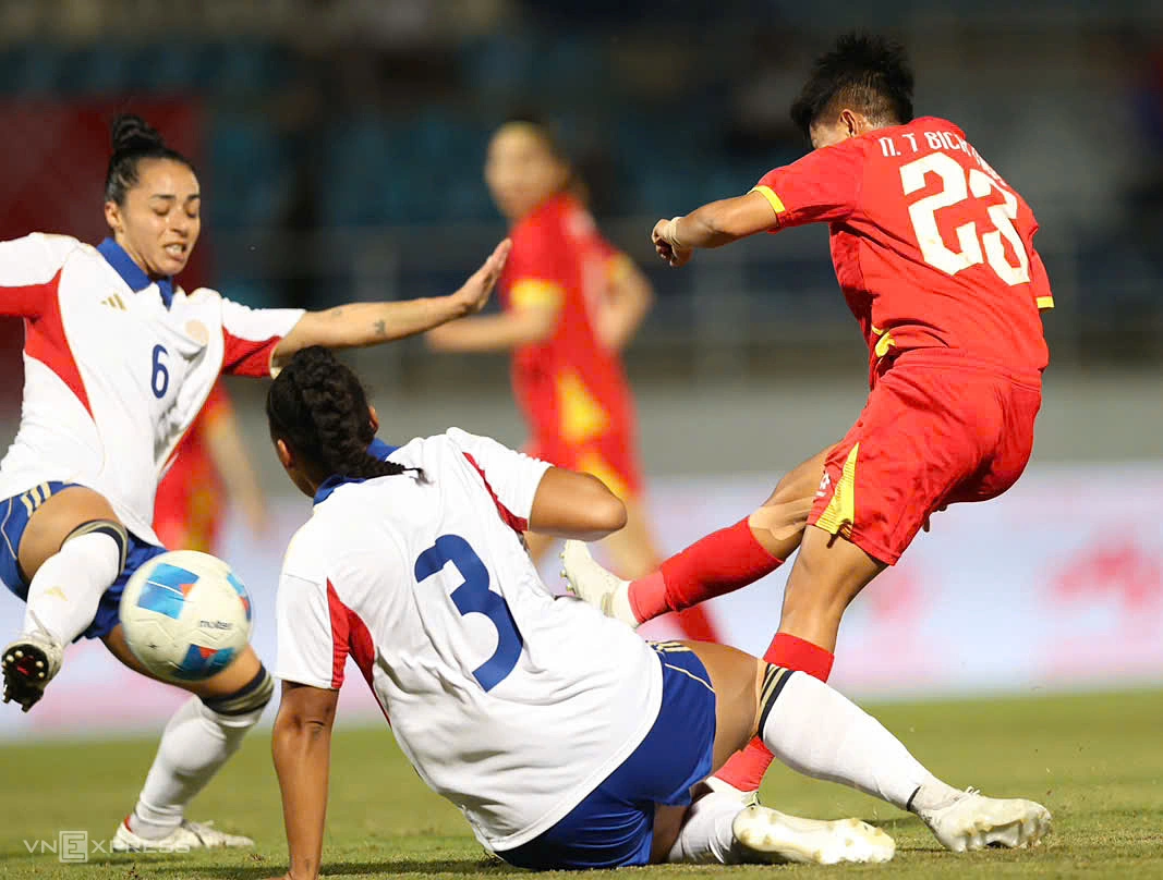 Bích Thùy (số 23, đỏ) là cầu thủ dứt điểm nhiều nhất bên phía Việt Nam. Ảnh: Đức Đồng