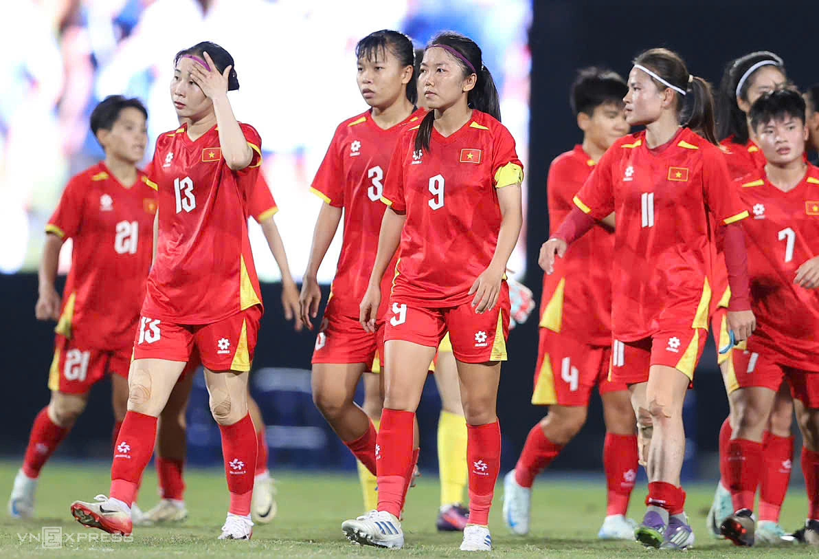 Huỳnh Như (số 9) và toàn đội cùng thất vọng sau bàn thua phút cuối. Ảnh: Đức Đồng