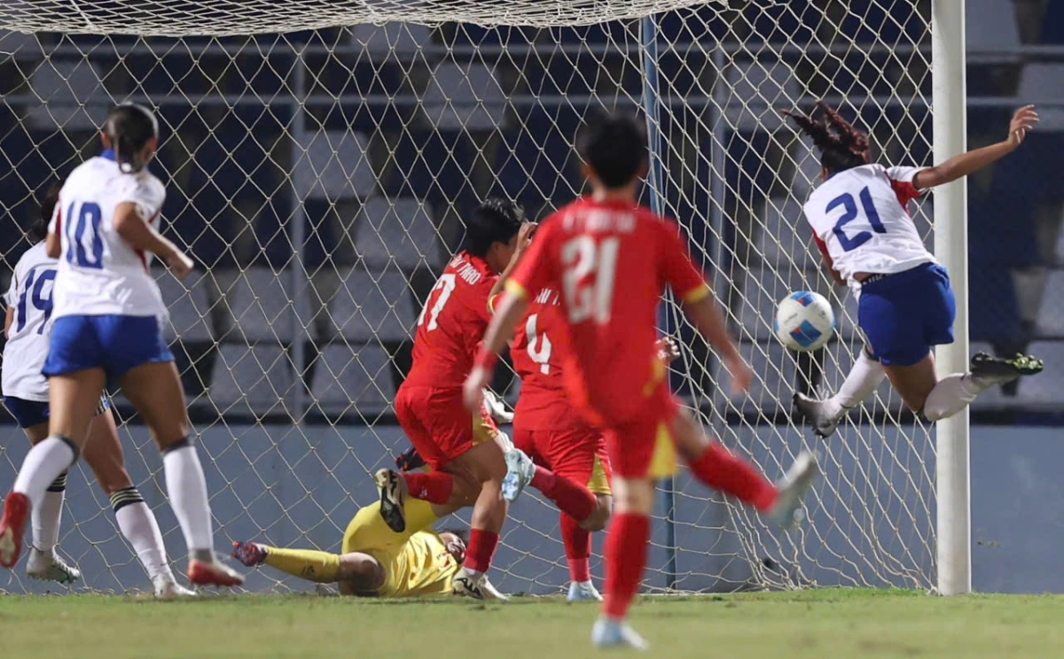 Kim Thanh (vàng) không thể cản phá khi Louise (số 21) sút bóng vào lưới trống, trên sân Chonburi, Thái Lan, hôm 8/12. Ảnh: Đức Đồng