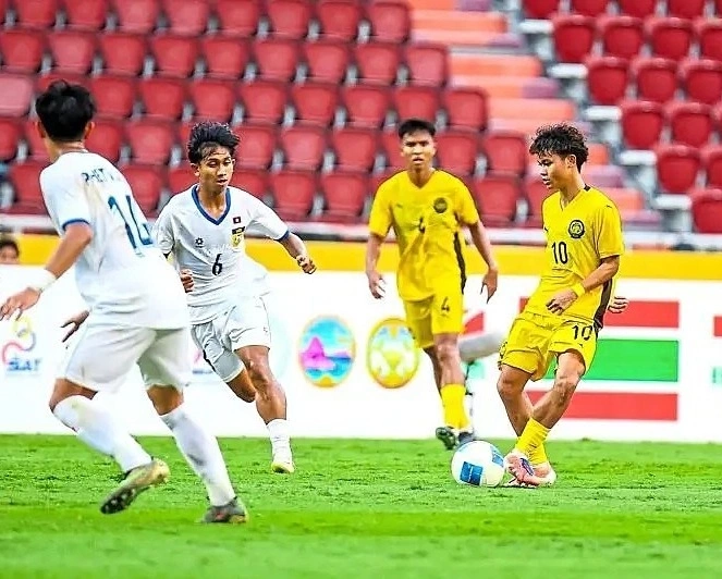 Haizon (số 10, vàng) cầm bóng trong trận gặp Lào trên sân Rajamangala ở Bangkok, Thái Lan ngày 6/12/2025. Ảnh: The Star
