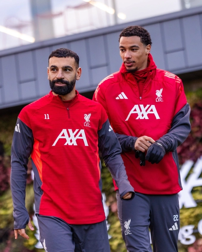 Salah trên sân tập AXA của Liverpool Salah (trái) trên sân tập AXA của Liverpool sáng 8/12