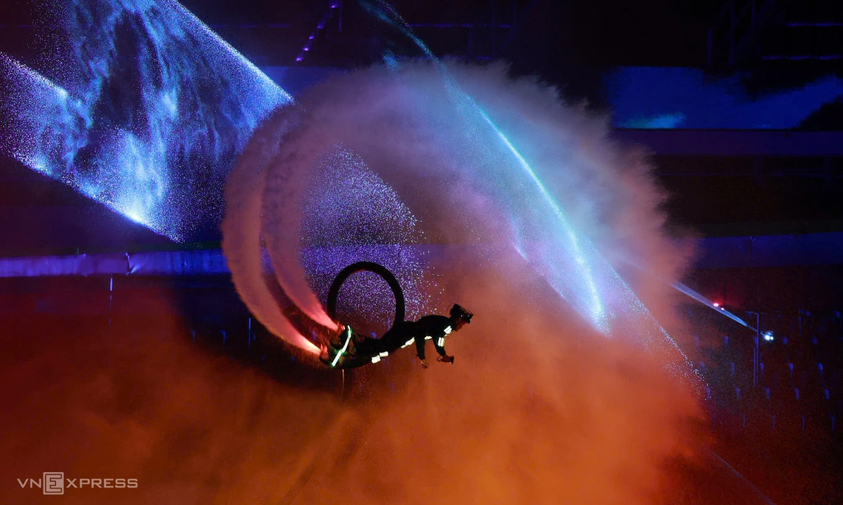 Nghệ sĩ xiếc thực hiện tiết mục xoay tròn flyboard trên không. Ảnh: Đức Đồng