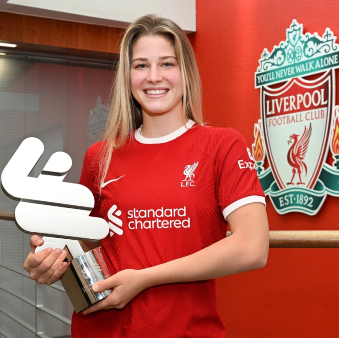 Marie Hobinger nhận giải cầu thủ hay nhất tháng 10/2023. Ảnh: Liverpool FC