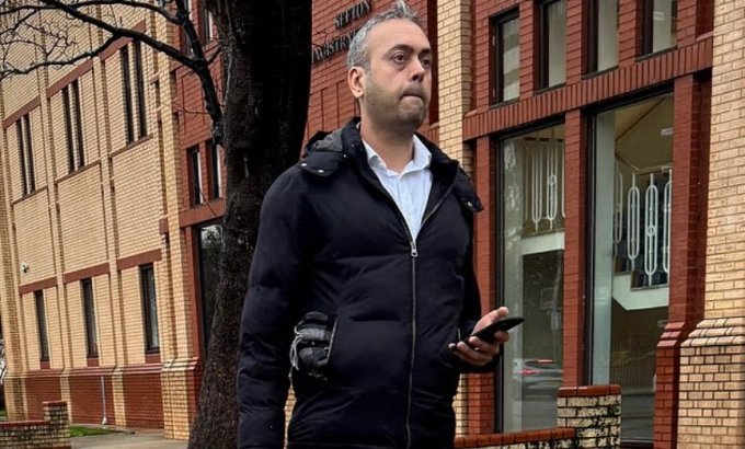 Doanh nhân người Anh Mangal Dalal, 42 tuổi, chia sẻ số điện thoại di động và mã bưu điện của mình, đồng thời mời Marie Hobinger đến thăm anh. Ảnh: Cavendish Press