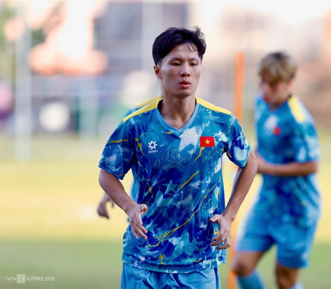 Tiền vệ Nguyễn Thái Quốc Cường tập luyện cùng U22 Việt Nam ở sân bóng thuộc trường Đại học RBAC ở Bangkok, Thái Lan ngày 9/12/2025. Ảnh: Hiếu Lương