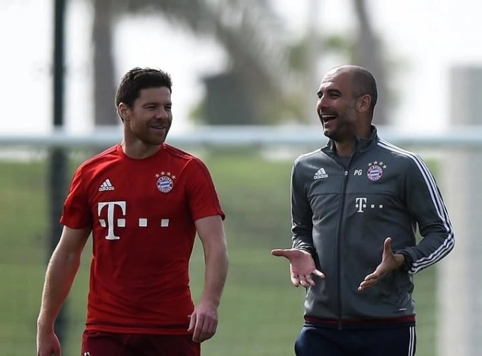 Guardiola (phải) và Alonso khi còn làm việc cùng nhau ở Bayern Munich.