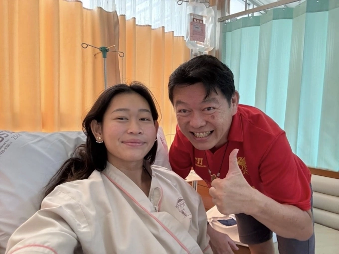 Kình ngư Thái Lan Kamonluck Tungnapakorn (trái) chụp ảnh cùng bố khi mới nhập viện điều trị ung thư xương vào tháng 8/2025. Ảnh: Facebook/MrMooke Mooke