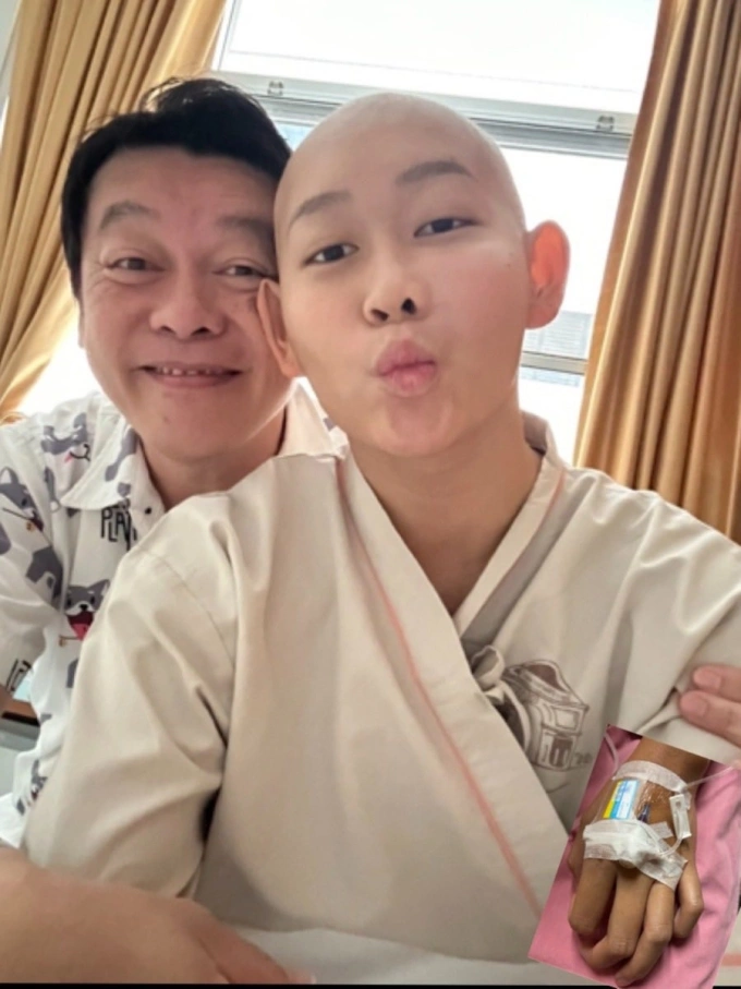 Kình ngư Thái Lan Kamonluck Tungnapakorn (phải) sau các đợt hóa trị và phẫu thuật vào cuối tháng 11/2025. Ảnh: Facebook/MrMooke Mooke