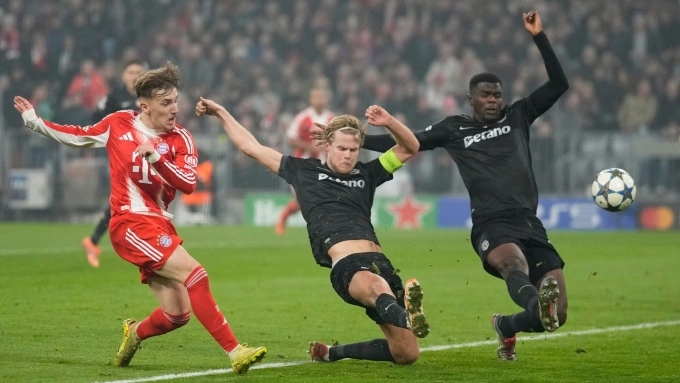 Karl (đỏ) dứt điểm nâng tỷ số lên 2-1, trên sân Allianz Arena, Munich, Đức hôm 9/12. Karl ghi bàn nâng tỷ số cho Bayern