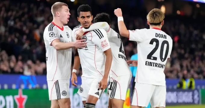 Các cầu thủ Frankfurt mừng bàn mở tỷ số trận thua Barca 1-2 ở lượt sáu vòng bảng Champions League tối 9/12. Các cầu thủ Frankfurt ăn mừng bàn thắng mở tỷ số trước Barca