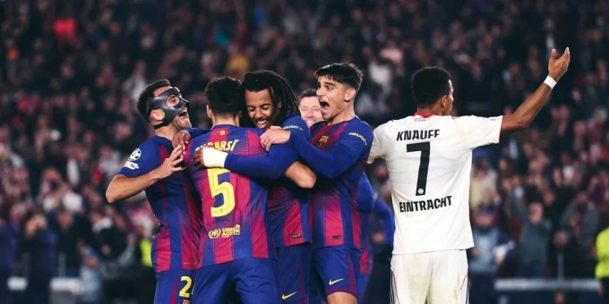 Kounde chia vui với đồng đội sau cú đúp trong trận Barca 2-1 Frankfurt ở lượt sáu vòng bảng Champions League tối 9/12. Kounde ăn mừng cú đúp bàn thắng vào lưới Frankfurt