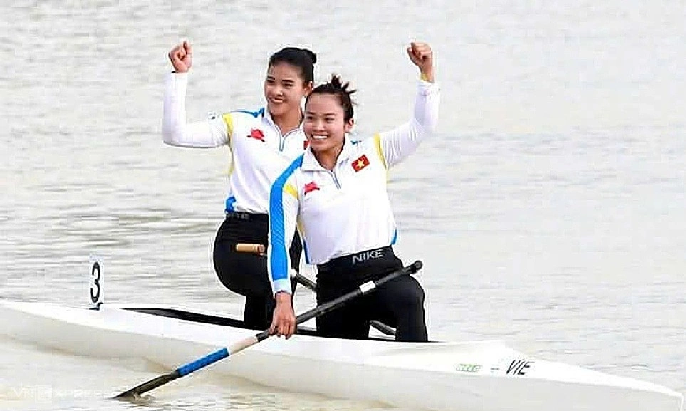 Diệp Thị Hương (trái) và Nguyễn Thị Hương sau khi giành HC vàng canoeing thuyền đôi nữ 500m tại tỉnh Rayong, Thái Lan chiều 10/12/2025. Ảnh: Đức Đồng