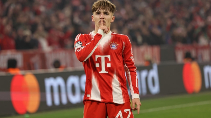 Karl mừng bàn nâng tỷ số lên 2-1, trên sân Allianz Arena, Munich, Đức hôm 9/12. Karl ăn mừng bàn thắng trên sân Allianz Arena