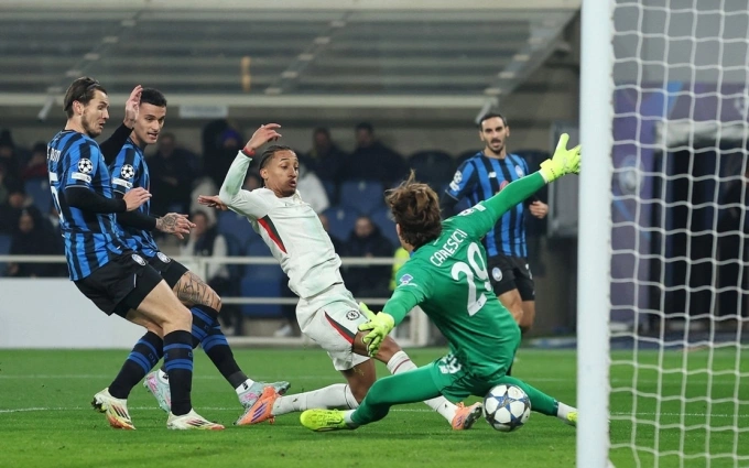 Joao Pedro mở tỷ số trên sân New Balance Joao Pedro (áo sáng) mở tỷ số trên sân New Balance, Bergamo, Italy hôm 9/12.