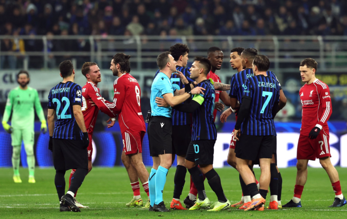 Các cầu thủ Inter phản ứng với quyết định của trọng tài. Các cầu thủ Inter phản ứng với quyết định của trọng tài