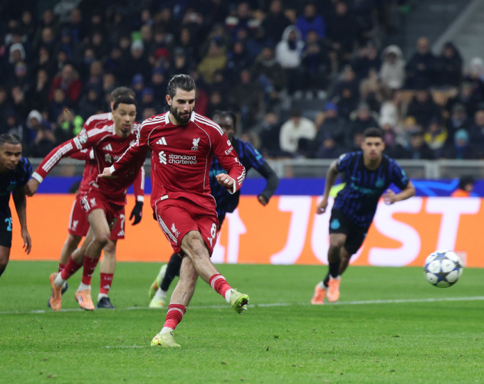 Dominik Szoboszlai sút căng về góc phải giúp Liverpool thắng chủ nhà Inter Milan 1-0 ở lượt sáu vòng bảng Champions League ngày 9/12. Ảnh: Reuters Dominik Szoboszlai sút phạt đền ghi bàn cho Liverpool