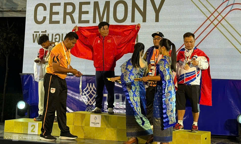 Nguyễn Văn Dũng trên bục nhận HC vàng bi sắt ở tỉnh Pathum Thani, Thái Lan. Ảnh: Hiếu Lương