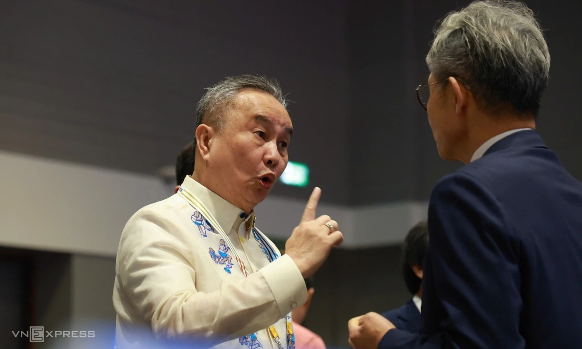 Chủ tịch Ủy ban Olympic Philippines AbrahamTolentino trao đổi với trọng tài. Ảnh: Đức Đồng