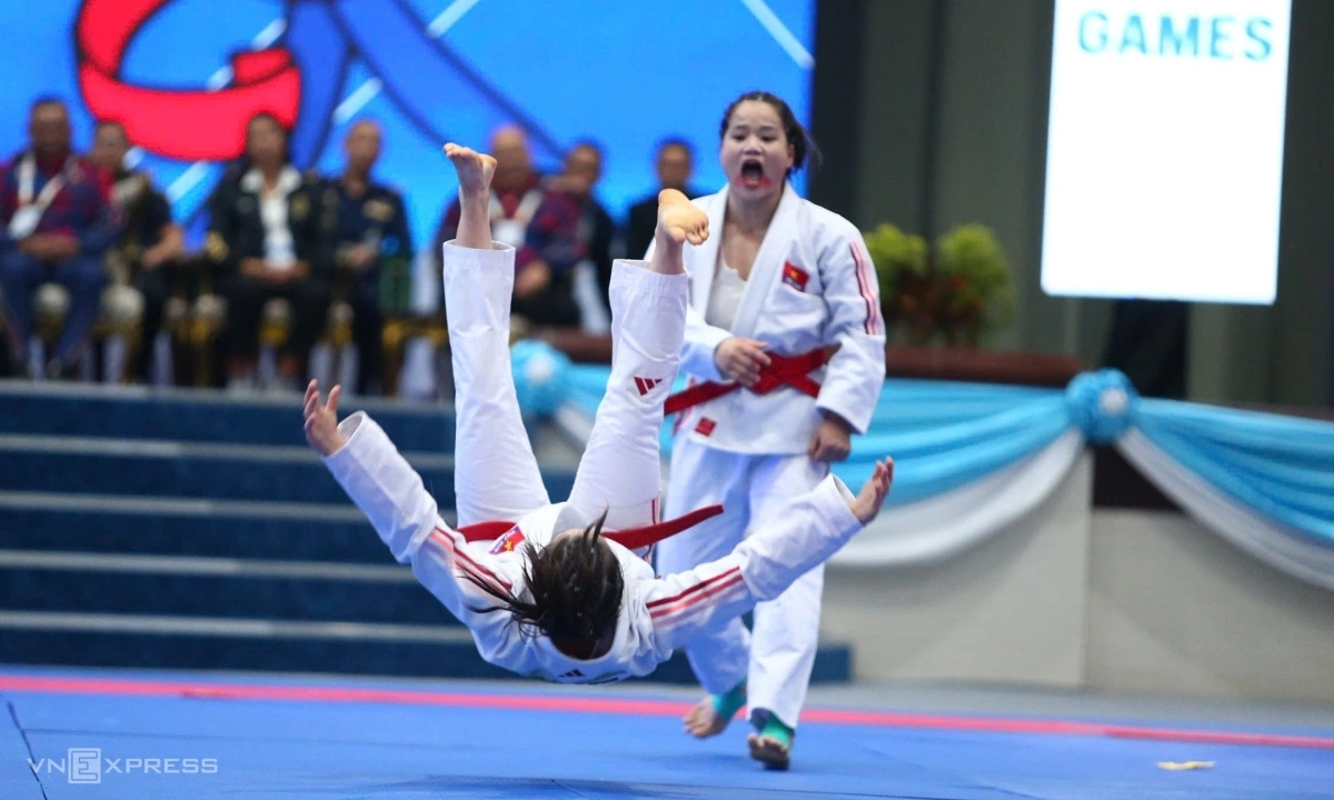 Hồng Ngọc và Ngọc Bích, tạinhà thi đấu Ronnaphakat của Học viện Không quân Hoàng gia Thái Lan. Ảnh: Đức Đồng