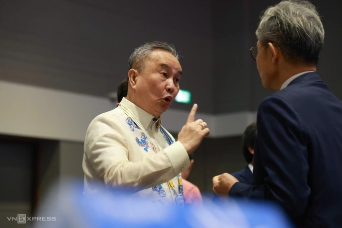 Chủ tịch Ủy ban Olympic Philippines Abraham Tolentino trao đổi với trọng tài. Ảnh: Đức Đồng