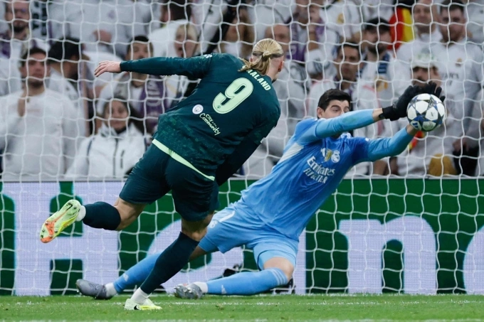 Courtois cản cú sút gần của Haaland ở cuối hiệp một. Courtois cản cú sút gần của Haaland