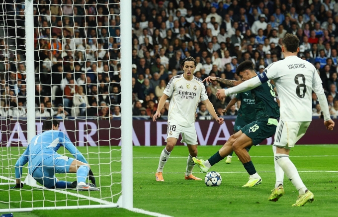 Nico OReilly gỡ hòa trong trận Real 1-2 Man City ở lượt sáu vòng bảng Champions League tối 10/12. Nico O'Reilly gỡ hòa trong trận Man City thắng Real