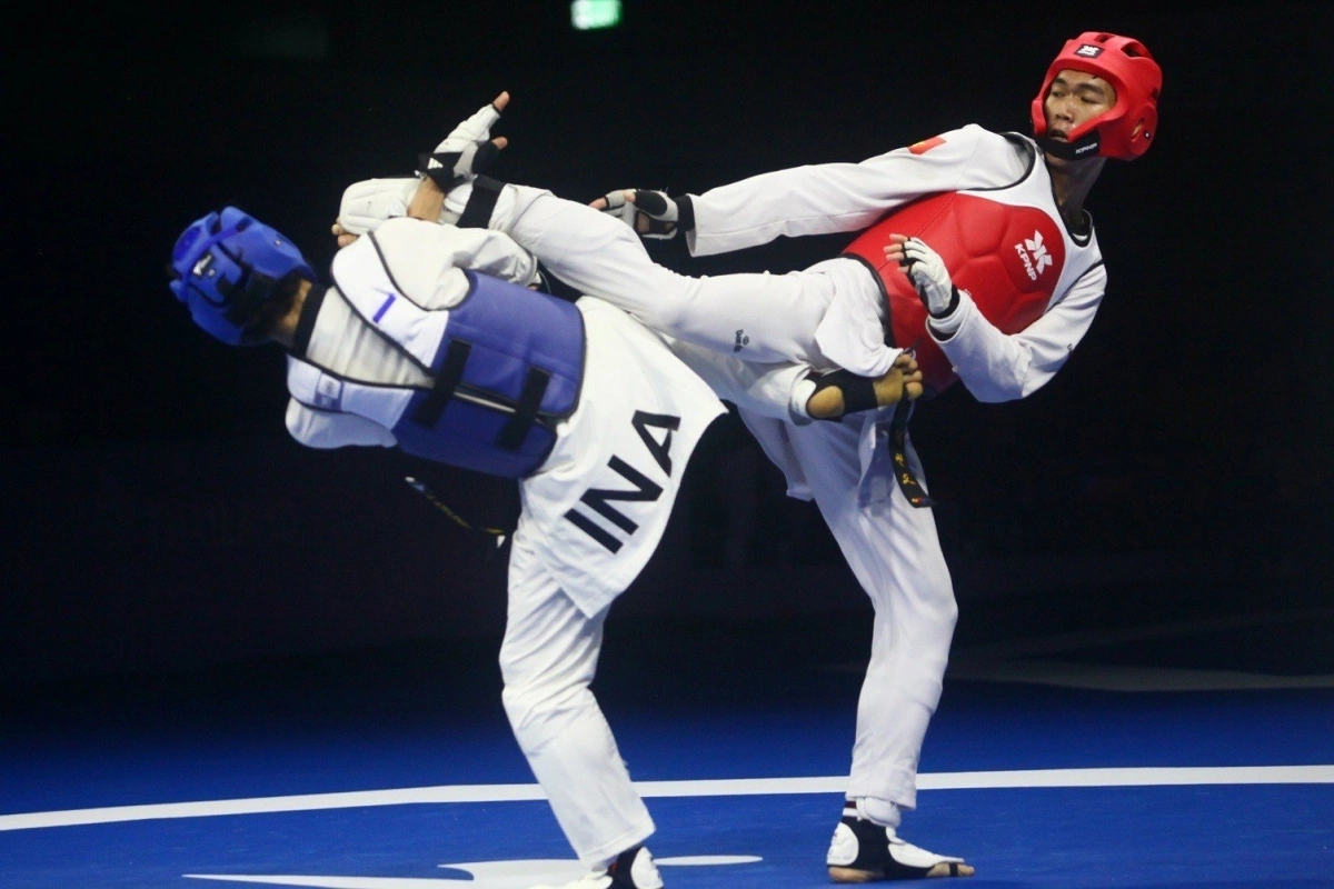Võ sĩ Hồng Trọng đá trúng mặt đối thủ Indonesia ghi điểm trong trận chung kết hạng -54kg nam taekwondo. Ảnh: Hiếu Lương