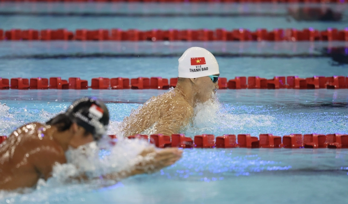 Phạm Thanh Bảo dẫn đầu trong phần thi bơi 100m ếch Nam. Ảnh: Đức Đồng