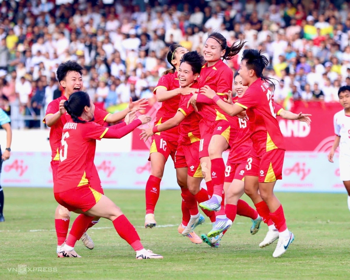 Đồng đội chia vui với Vạn Sự (giữa) sau bàn mở tỷ số, ở trận gặp Myanmar trên sân Chonburi, Thái Lan hôm 11/12. Ảnh: Đức Đồng