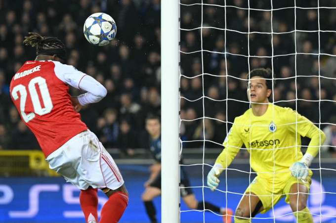 Noni Madueke đánh đầu vào lưới trống hoàn tất cú đúp Noni Madueke đánh đầu ghi bàn thứ hai