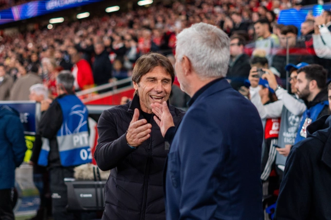 HLV Jose Mourinho bắt tay Antonio Conte trước trận Benfica thắng Napoli 2-0 ở lượt sáu vòng bảng Champions League trên sân Luz, Bồ Đào Nha ngày 10/12 HLV Jose Mourinho bắt tay Antonio Conte trước trận Benfica thắng Napoli 2-0