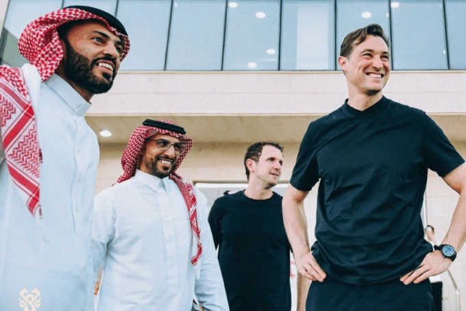 Chủ tịch CLB Al-Kholood Ben Harburg (phải).