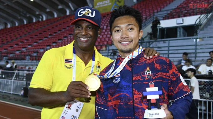 Puripol Boonson mừng tấm HC vàng 100m SEA Games 33 cùng HLV Gentry Bradley. Ảnh: Khaosod