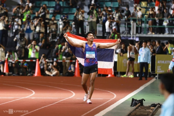 Puripol ăn mừng sau khi lập kỷ lục 100m nam trên đường chạy Suphachalasai, Bangkok chiều 11/12. Ảnh: Đức Đồng