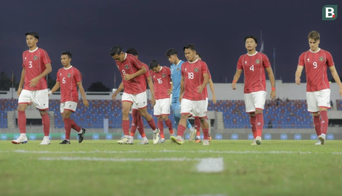Các cầu thủ Indonesia thất vọng sau khi thắng Myanmar 3-1 ở lượt cuối bảng C bóng đá nam SEA Games 33 vào tối 12/12, nhưng không thể vào bán kết. Ảnh: Bola