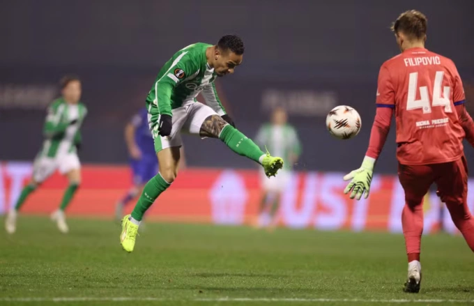 Antony lốp bóng vào lưới trống, nâng tỷ số lên 3-0 trong trận Betis gặp Dinamo Zagreb trên sân Maksimir, Zagreb, Croatia ngày 11/12/2025. Ảnh: Reuters Antony ghi bàn cho Betis trước Dinamo Zagreb