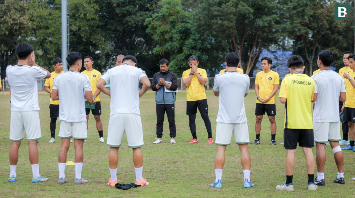HLV và các cầu thủ Indonesia cầu nguyện trước buổi tập cuối cùng trước trận gặp Myanmar ở lượt cuối bảng C SEA Games 2025. Ảnh: Bola