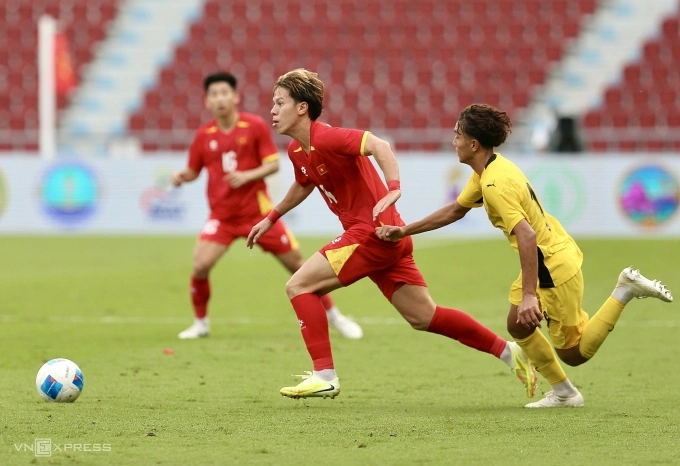Tiền vệ Việt Nam Lê Viktor (giữa) thi đấu trong trận thắng Malaysia 2-0 ở lượt cuối bảng B bóng đá nam SEA Games 33, trên sân Rajamangala ở Bangkok, Thái Lan ngày 11/12/2025. Ảnh: Hiếu Lương
