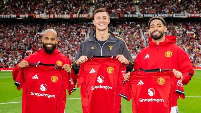 Các tân binh Bryan Mbeumo, Benjamin Sesko và Matheus Cunha (từ trái sang) trước trận Man Utd giao hữu với Fiorentina trên sân Old Trafford, Manchester, Anh ngày 8/9. Ảnh: Premier League