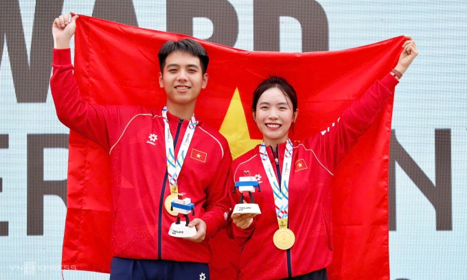 Mộng Tuyền và Tâm Quang nhận HC vàng. Ảnh: Hiếu Lương